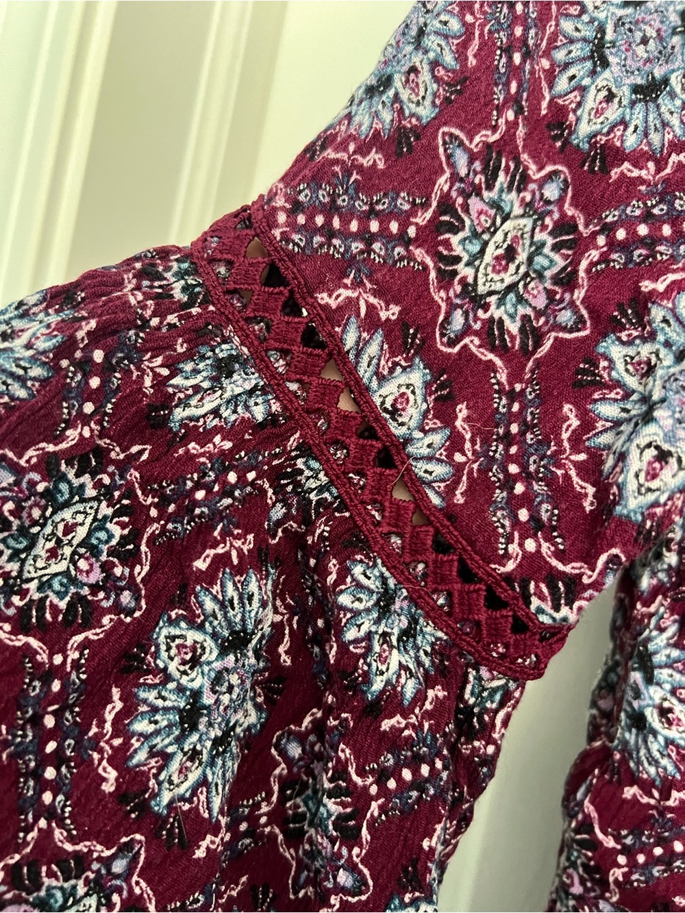 ✨2/$20 Forever 21 plum paisley print blouse with flared bell sleeves - Picture 5 of 6